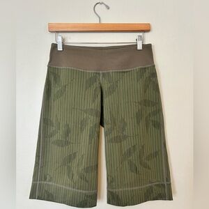 Lululemon Green Printed Cropped Athletic Pants | Yoga / Training